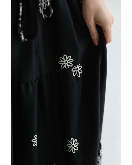 装飾柄ティアードミディアムワンピース（紐リボン付き）