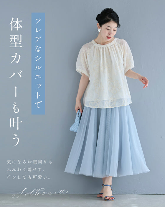 細やかなスパンコール煌めく花刺繍ブラウストップス