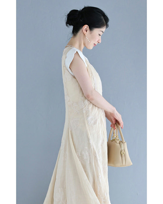 上品に浮かぶ蔦花刺繍ロングワンピース