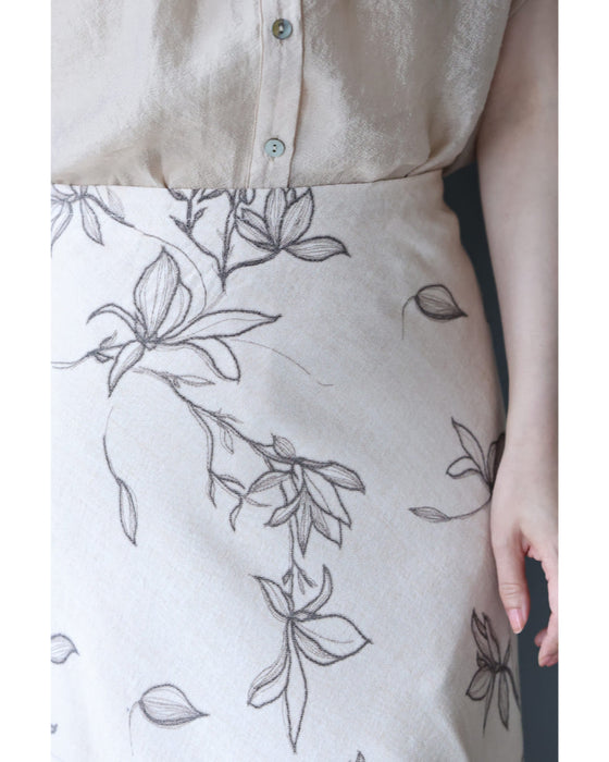 花を描くデッサン画ロングスカート