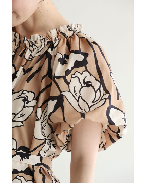 オフショルにも。バルーン袖の花画ロングワンピース（ベルト付き）