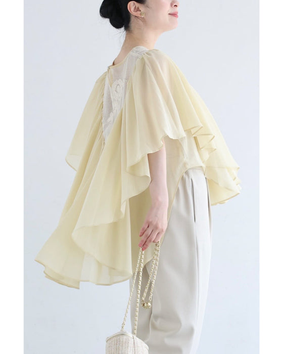 デコルテに浮かぶ花刺繍のゆったり舞うフレアブラウストップス