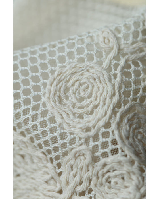 デコルテに浮かぶ花刺繍のゆったり舞うフレアブラウストップス