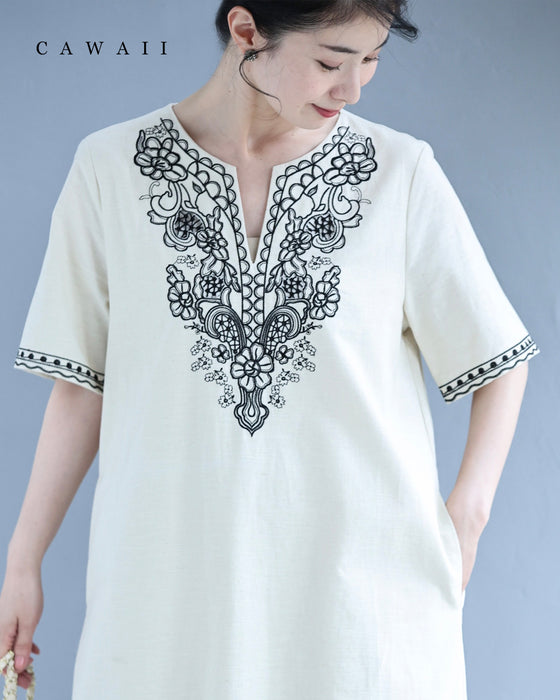 胸元を飾る華刺繍のリネン調ロングワンピース