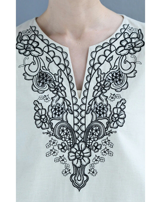 胸元を飾る華刺繍のリネン調ロングワンピース