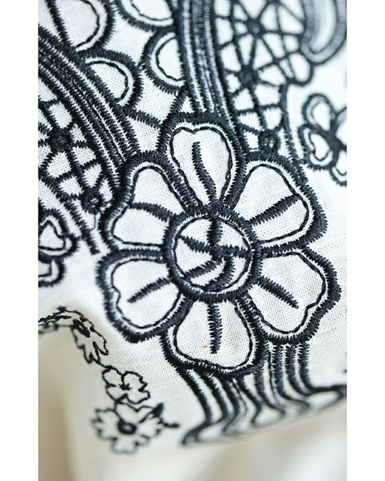 胸元を飾る華刺繍のリネン調ロングワンピース