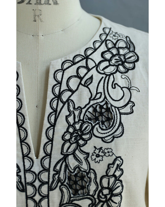 胸元を飾る華刺繍のリネン調ロングワンピース