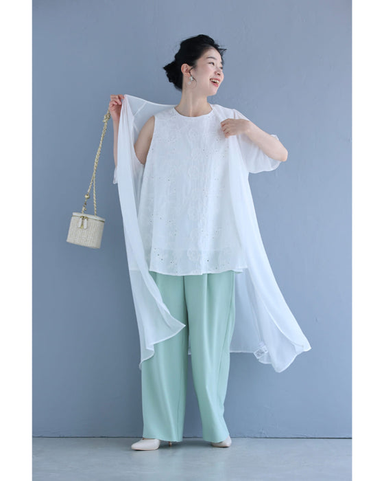 Aラインに広がる蔦花刺繍ブラウストップス