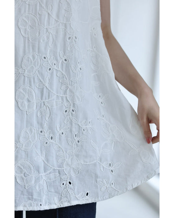 Aラインに広がる蔦花刺繍ブラウストップス