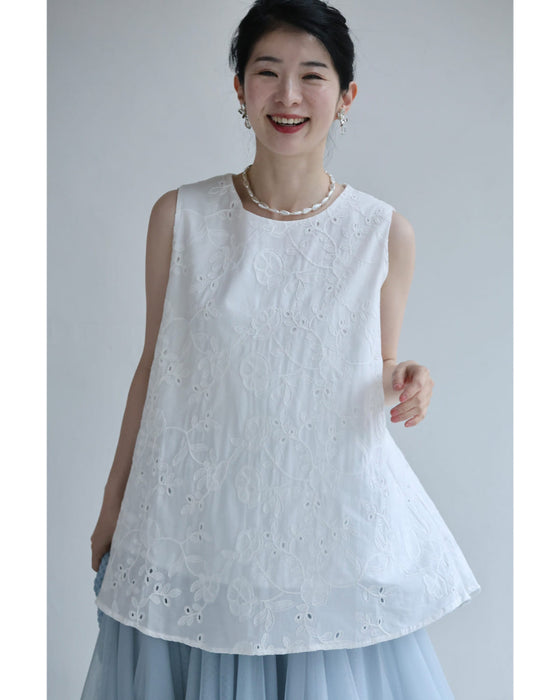 Aラインに広がる蔦花刺繍ブラウストップス
