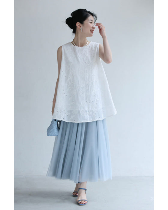 Aラインに広がる蔦花刺繍ブラウストップス