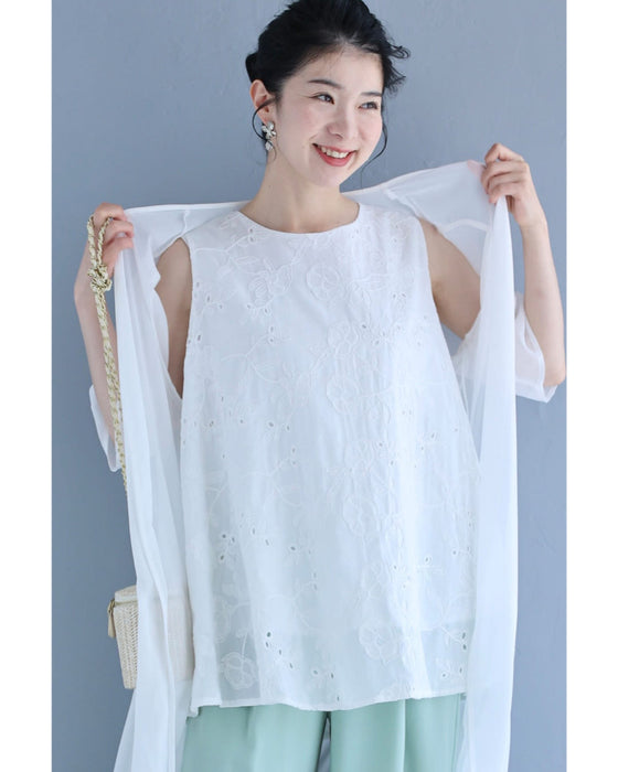 Aラインに広がる蔦花刺繍ブラウストップス