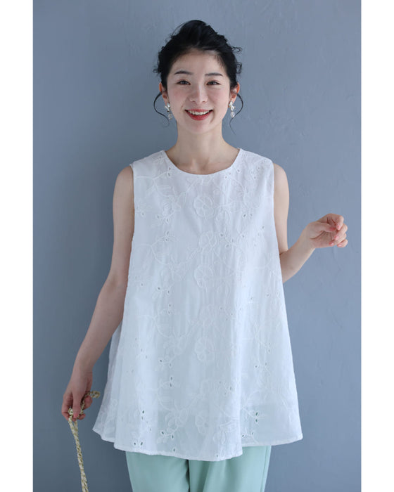 Aラインに広がる蔦花刺繍ブラウストップス