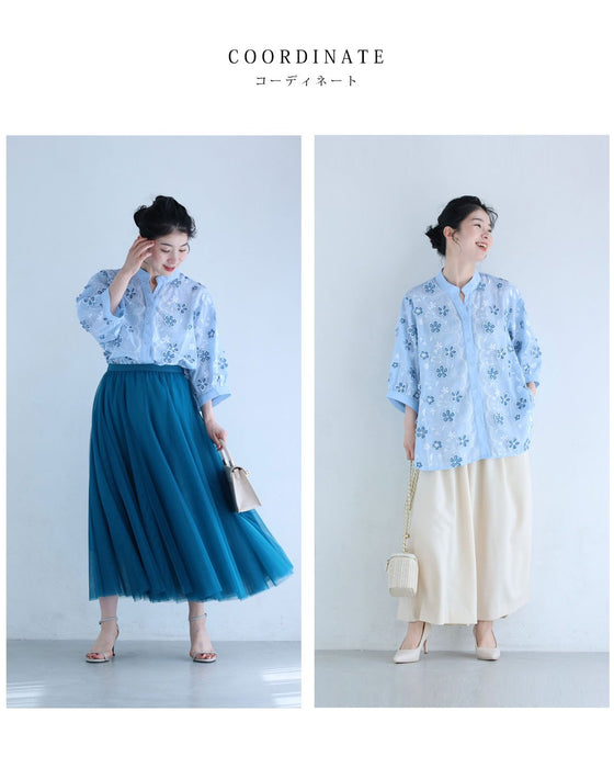 爽やかな青い花浮き立つブラウストップス