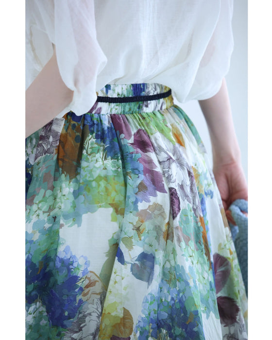 たっぷり広がるアートな花画ロングスカート