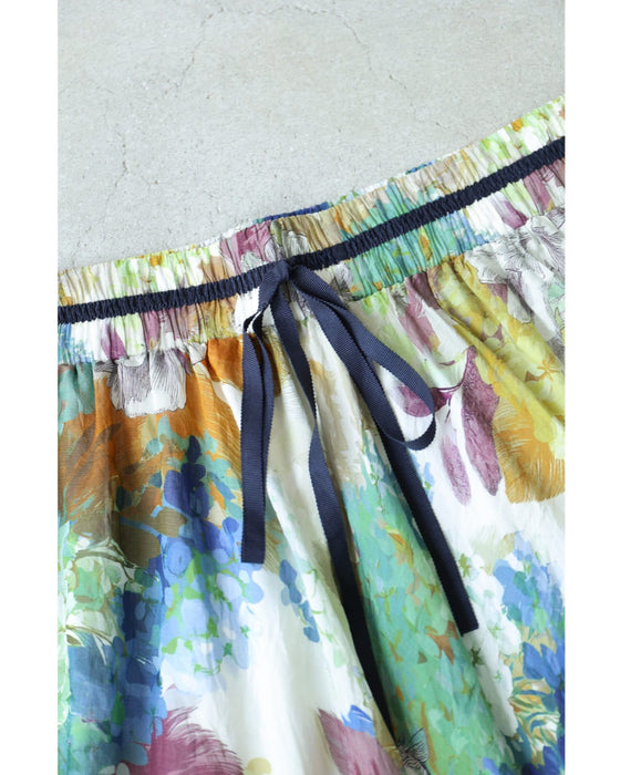 たっぷり広がるアートな花画ロングスカート