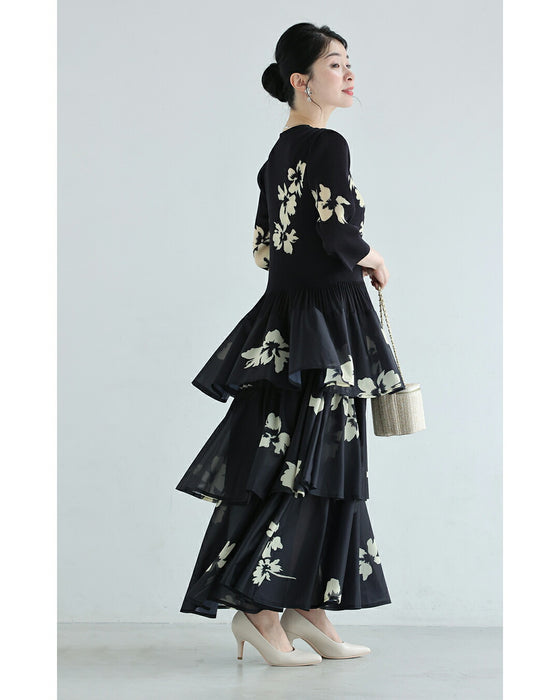 モノトーンの花咲く段フレアロングワンピース