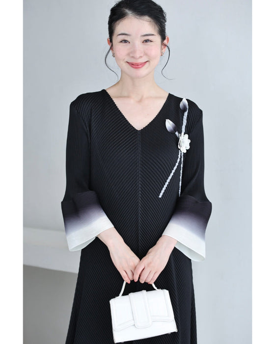 【予約商品】花のように広がるフレア袖のプリーツロングワンピース（ベルト付き）