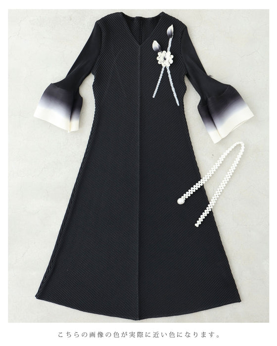 【予約商品】花のように広がるフレア袖のプリーツロングワンピース（ベルト付き）