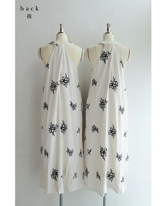 花舞う刺繍のロングワンピース