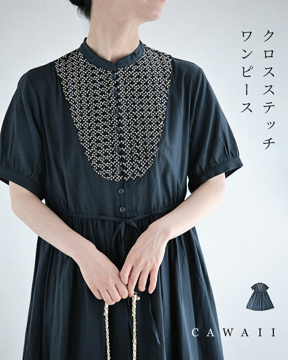 胸元を飾るクロスステッチのミディアムワンピース