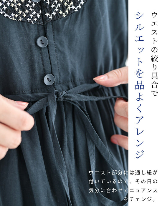 胸元を飾るクロスステッチのミディアムワンピース