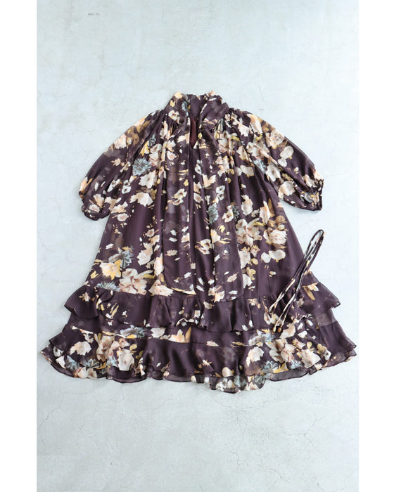 フレア裾の花柄シアーミディアムワンピース（紐ベルト付き）