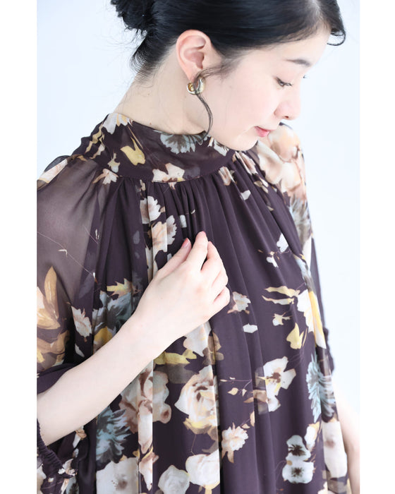 フレア裾の花柄シアーミディアムワンピース（紐ベルト付き）