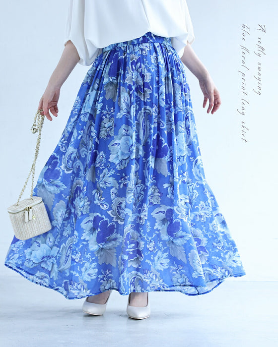 柔らかく揺らめく青の花画ロングスカート
