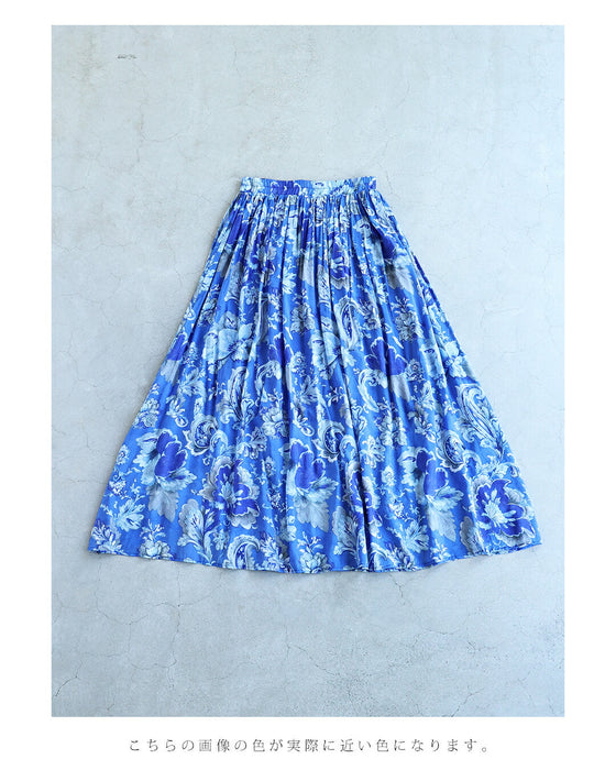 柔らかく揺らめく青の花画ロングスカート