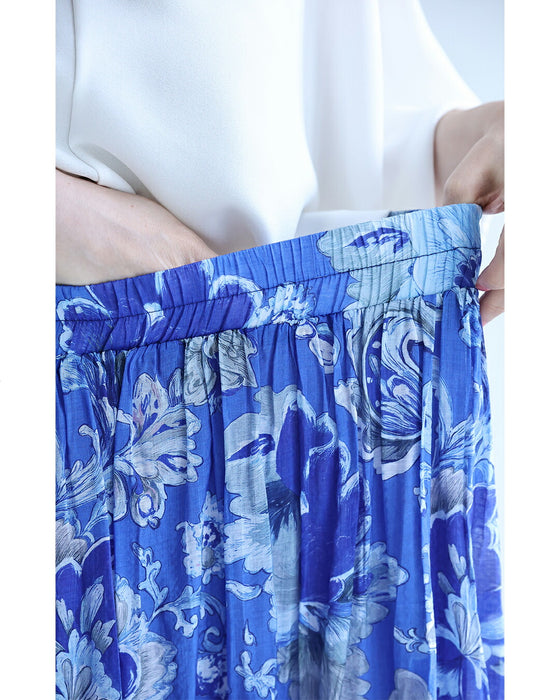柔らかく揺らめく青の花画ロングスカート