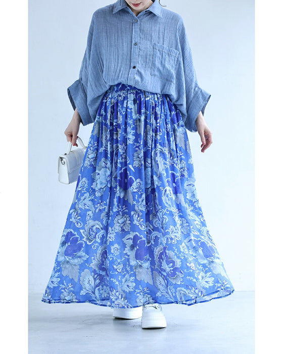 柔らかく揺らめく青の花画ロングスカート