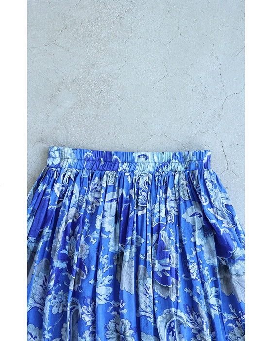 柔らかく揺らめく青の花画ロングスカート