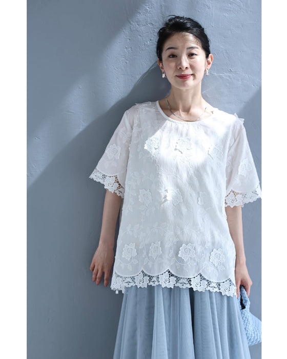 浮かぶ蔦花刺繍のゆったりブラウストップス