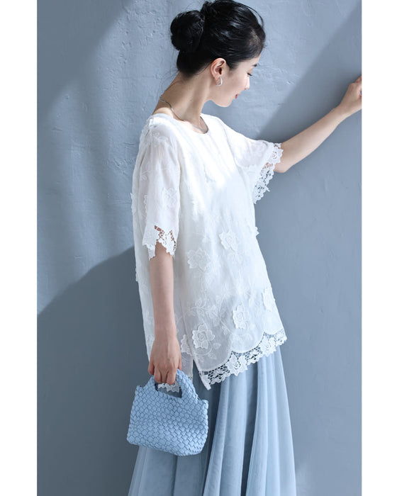 浮かぶ蔦花刺繍のゆったりブラウストップス