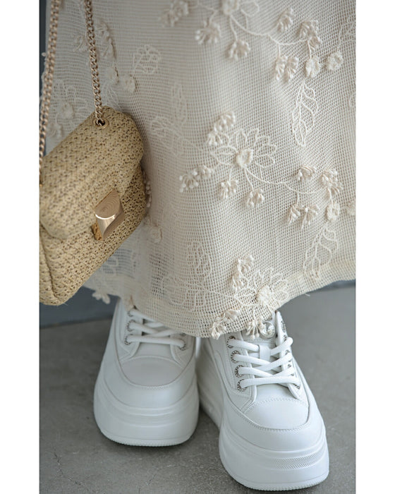 花びら浮かぶ刺繍のメッシュレイヤードロングワンピース（紐ベルト付き）
