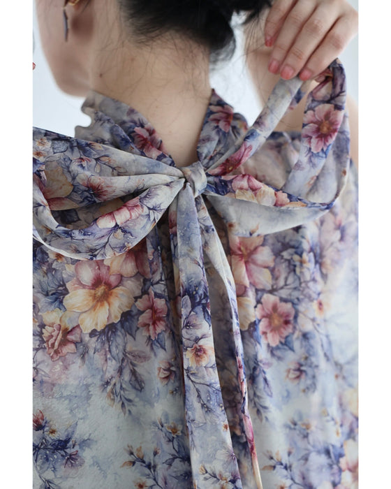 後ろで揺れるリボンの花画シフォンブラウストップス