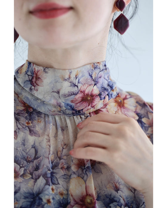 後ろで揺れるリボンの花画シフォンブラウストップス