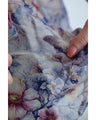 後ろで揺れるリボンの花画シフォンブラウストップス