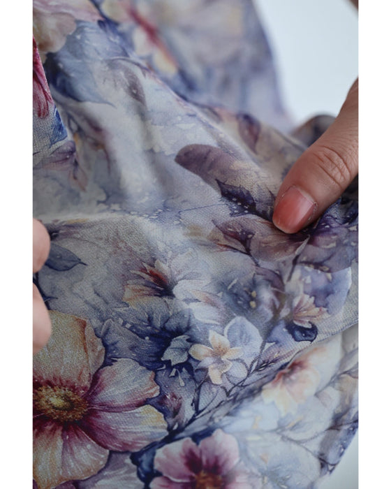後ろで揺れるリボンの花画シフォンブラウストップス