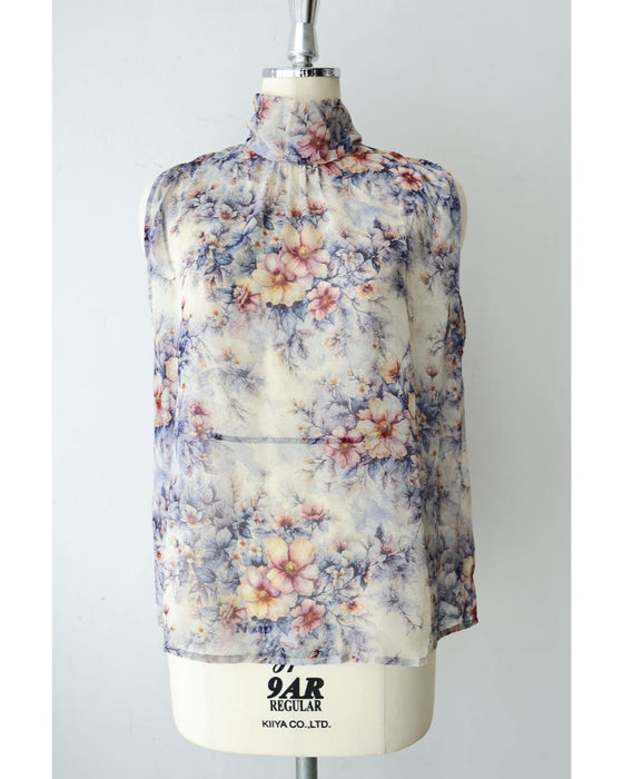 後ろで揺れるリボンの花画シフォンブラウストップス