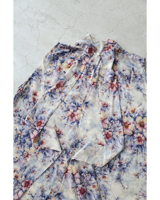 後ろで揺れるリボンの花画シフォンブラウストップス