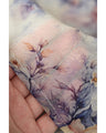 後ろで揺れるリボンの花画シフォンブラウストップス