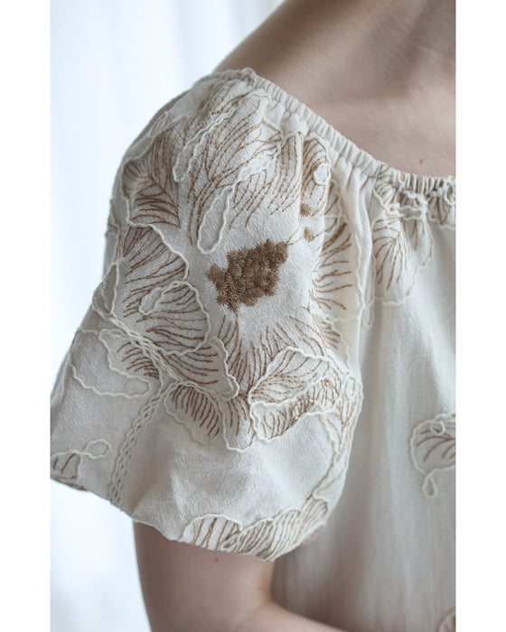 大輪の花刺繍パフスリーブプルオーバートップス