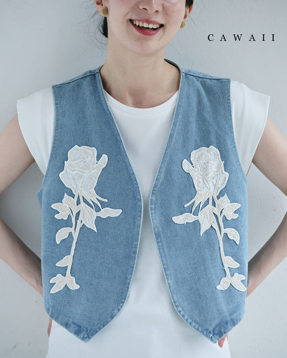 バラの花刺繍浮き立つデニムベスト