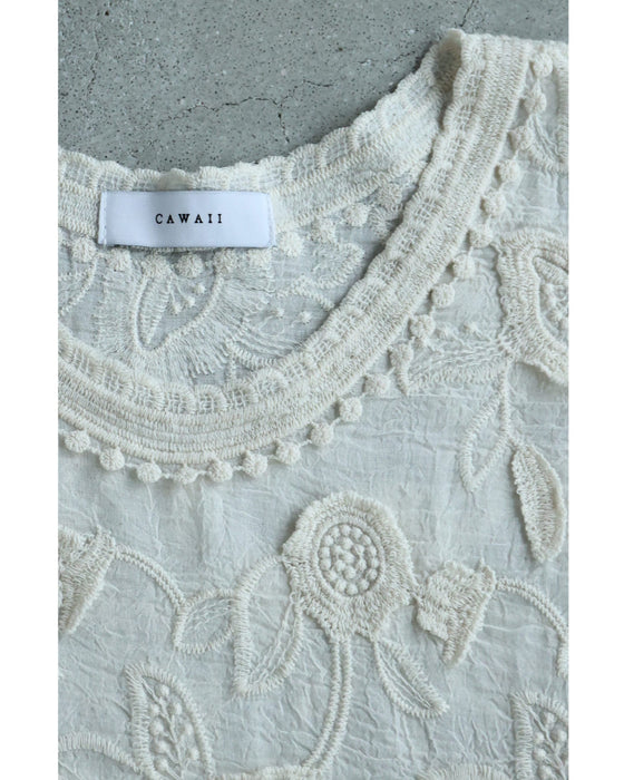 ふんわりフレア袖花刺繍ブラウストップス