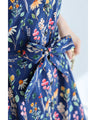 彩り豊かな花のフレア袖シャツロングワンピース（ベルト付き）