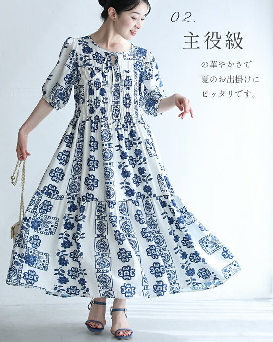 胸元シャーリングの刺繍風プリントロングワンピース