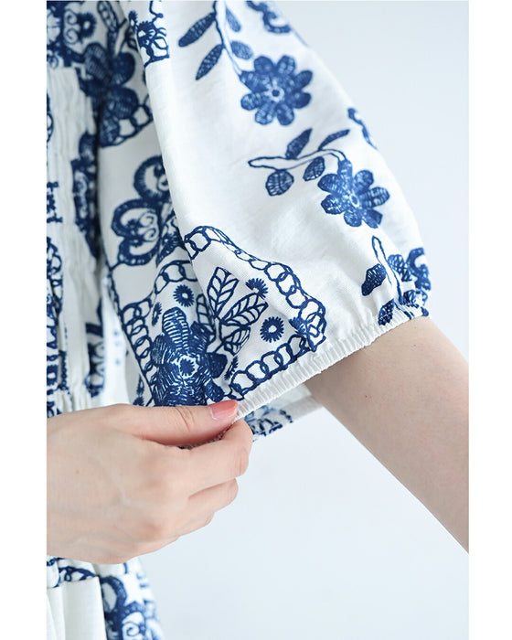 胸元シャーリングの刺繍風プリントロングワンピース