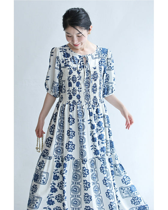 胸元シャーリングの刺繍風プリントロングワンピース